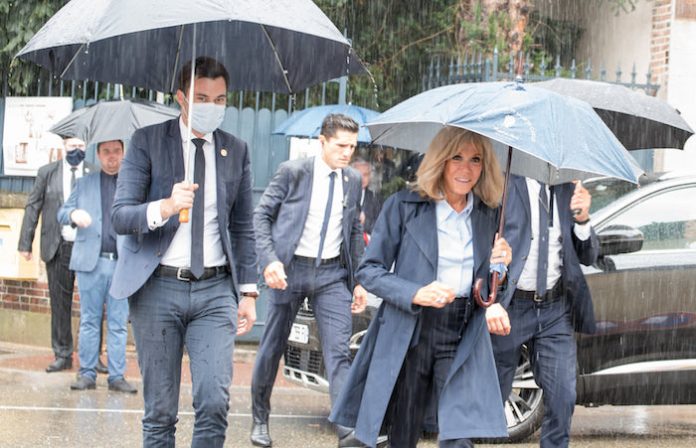 Multan en París a mujeres que afirmaron que la esposa de Macron nació hombre