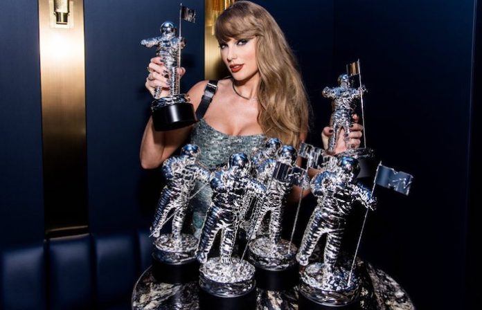 Taylor Swift rompe récord de premios en los MTV VMAs, superando a Beyoncé
