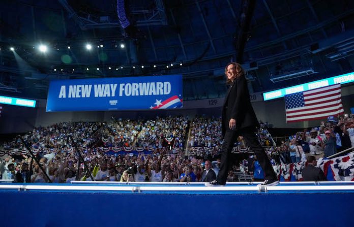 El 78 % de votantes de EU creen que Harris debe brindar entrevistas de cara a comicios