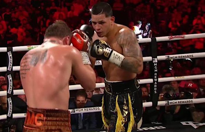 Canelo Álvarez retiene títulos supermedianos tras vencer a Edgar Berlanga