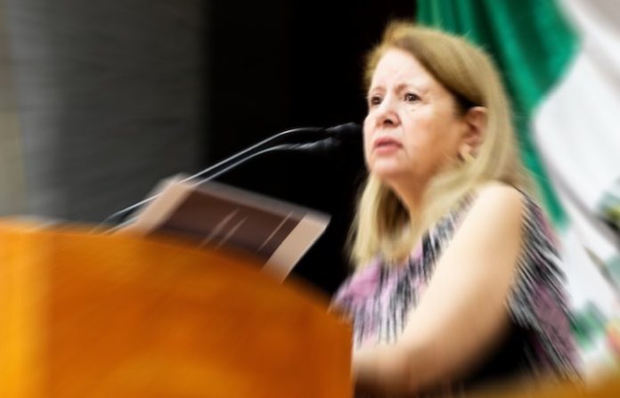 “Ya llegó, ya está aquí, esa que vendió al país”, así reciben a la ministra Loretta Ortiz a las afueras del Congreso Local