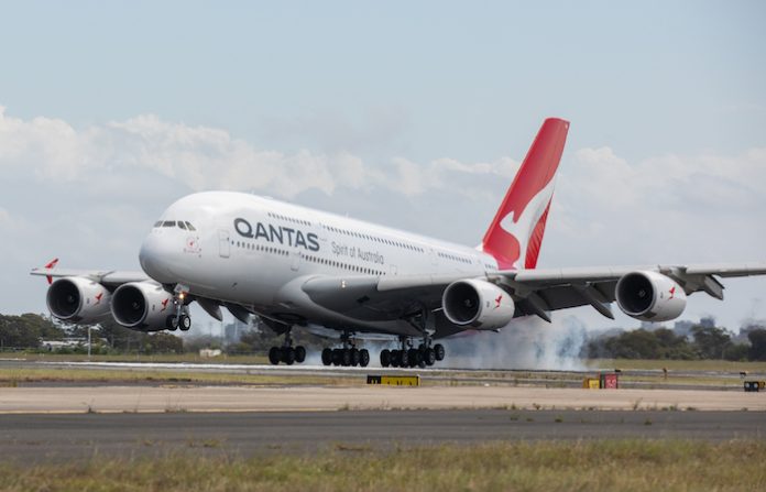 Video: Un avión en Australia daña la pista de un aeropuerto mientras despegaba