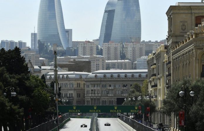 Video: Piastri vence a Leclerc y gana un emocionante GP de Azerbaiyán mientras Pérez y Sainz chocan