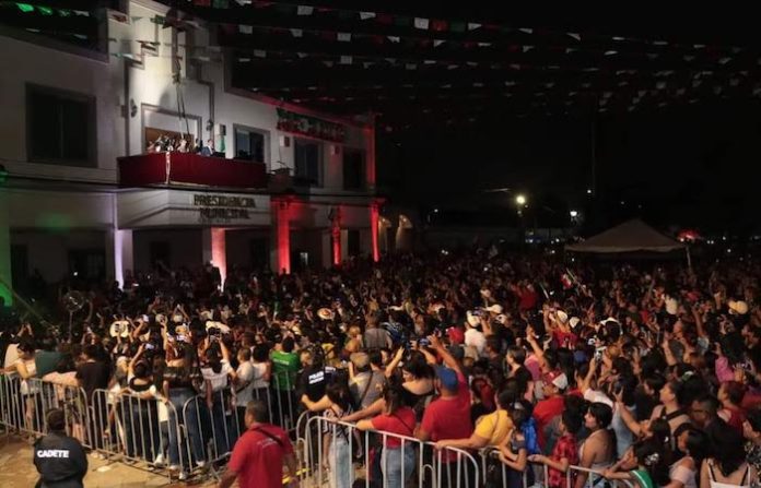 Celebra Paco Treviño su Tercer Grito de Independencia ante miles de juarenses