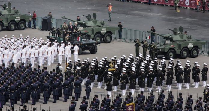 Presidente López Obrador encabeza desfile militar que conmemora Independencia de México