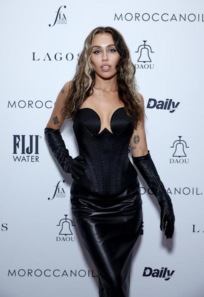 Miley Cyrus enfrenta demanda por supuesto plagio de Bruno Mars en su éxito “Flowers”