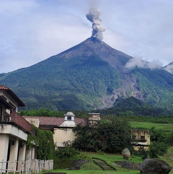 Volcanes en Guatemala aumentan su actividad con explosiones y flujos piroclásticos