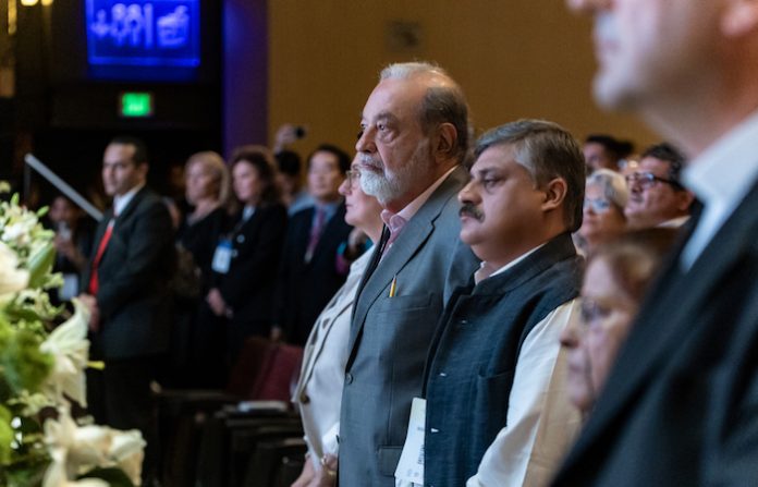 Carlos Slim llama a combatir la pobreza para alcanzar la paz en México