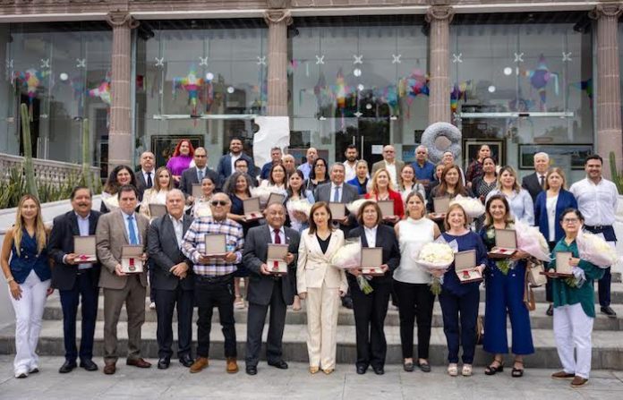 Reconocen a docentes de educación media superior y superior con la Presea “Mtra. Alejandra Ortiz Domínguez”