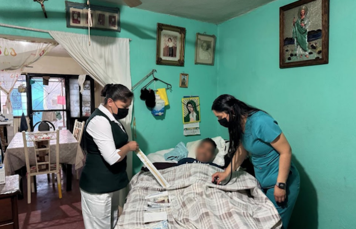Brinda IMSS NL atención domiciliaria a pacientes postrados en cama