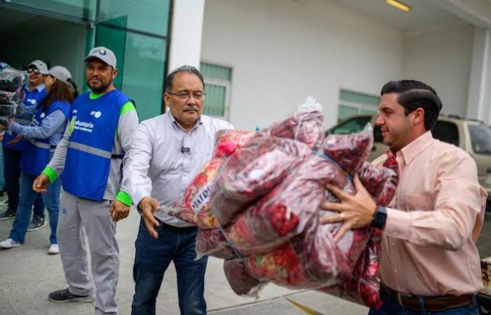 Escobedo lleva apoyo a familias afectadas por lluvias en Salinas Victoria