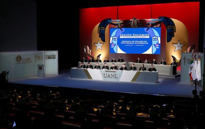 Entrega UANL grados de doctor en Sesión Solemne