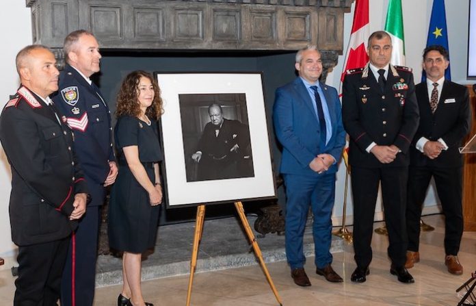 Italia entrega a Canadá la famosa foto de Churchill que robaron en 2022