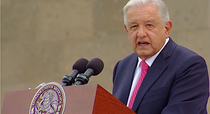 Presidente de México defiende reforma al Poder Judicial con consulta simbólica en mitin