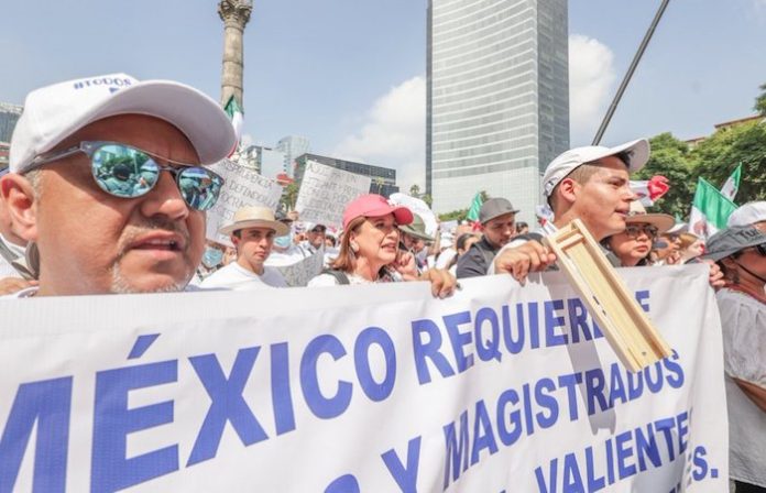 Video: Estudiantes y líderes opositores marchan en la CDMX contra de la Reforma Judicial de AMLO
