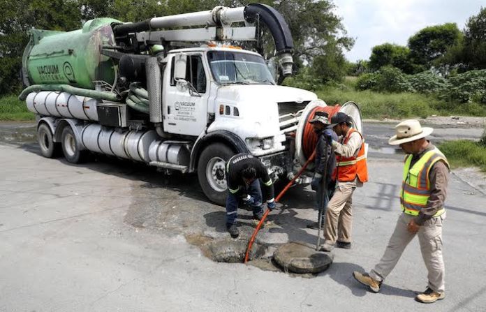 Escobedo y Agua y Drenaje colaboran para reparar fugas de drenaje sanitario