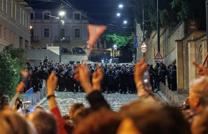Papa Francisco cuestiona represión en Argentina durante protesta ante el Congreso