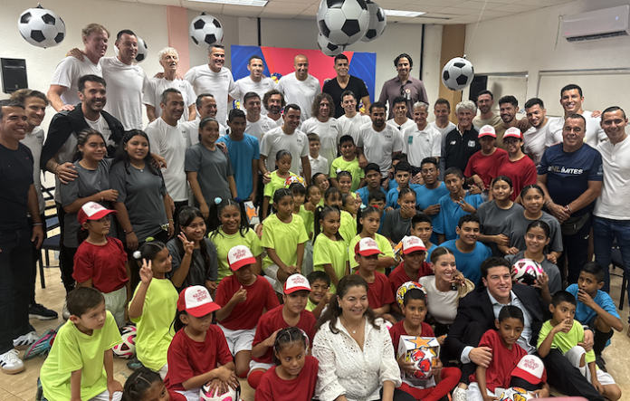 Leyendas del fútbol conviven con niñas y niños de DIF Capullos en Guadalupe