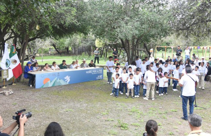 Premios Nobel de la Paz visitan el Centro IDEAS en Higueras, NL