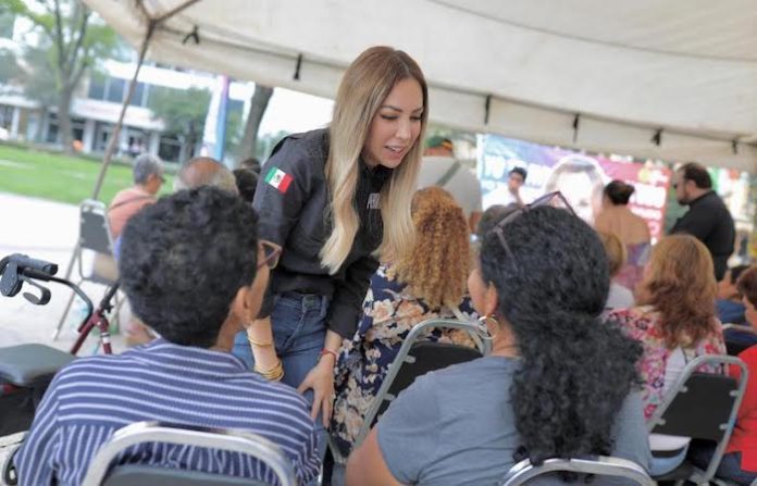Perla Villarreal realiza brigada de testamentos en Monterrey