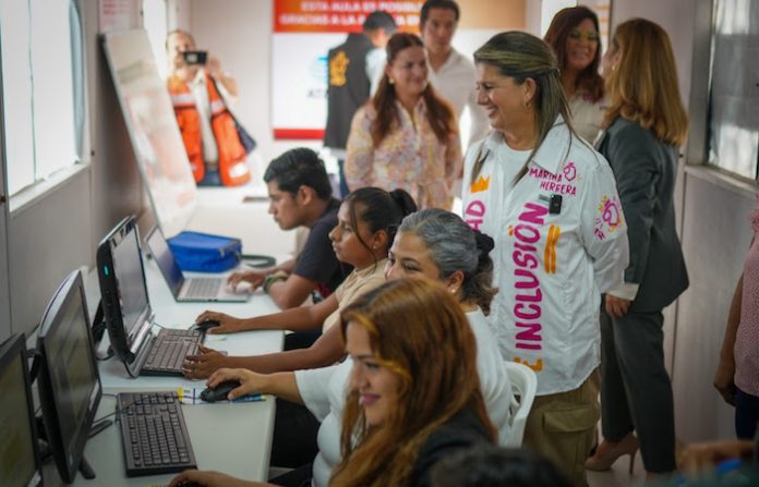 Inauguran Aula Móvil para alfabetización digital en Juárez