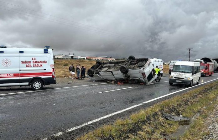 Al menos 18 heridos en un accidente con autobús turístico en Turquía