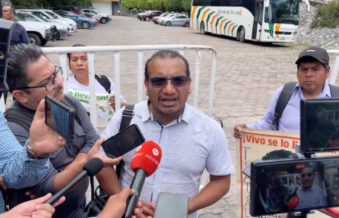 Pesquisas sobre caso Ayotzinapa están frenadas por militares, dice defensor de familias