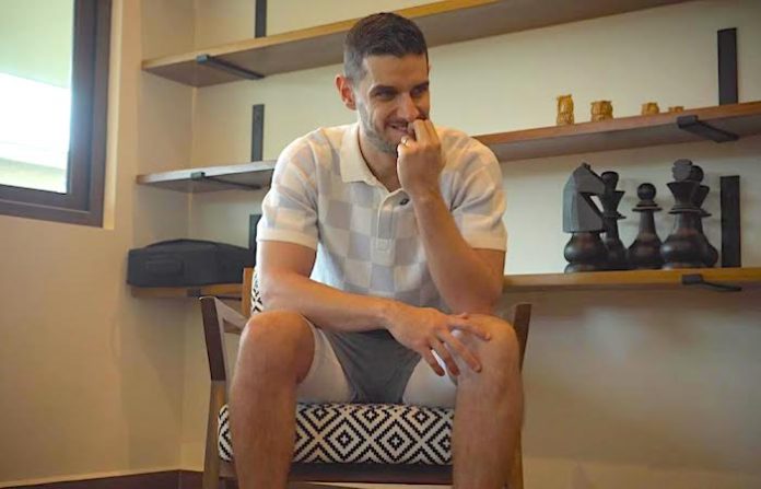 Adrián Marcelo se burla de “La Casa de los Famosos” con parodia en YouTube