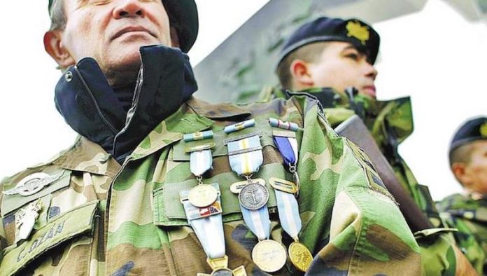 Argentina y Reino Unido acuerdan seguir con identificación de soldados caídos en Malvinas