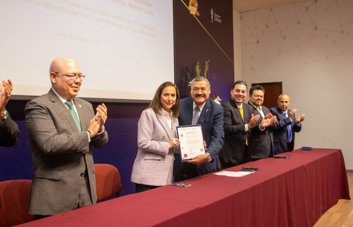 UANL reconoce la labor de Cristina Díaz en el servicio público