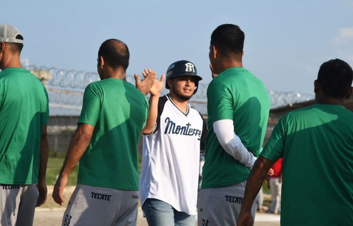 Visitan peloteros de Sultanes de Monterrey el Centro de Reinserción Social No.1 Norte