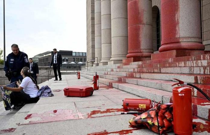 Ecoactivistas finlandeses arrojan pintura a la fachada del Parlamento