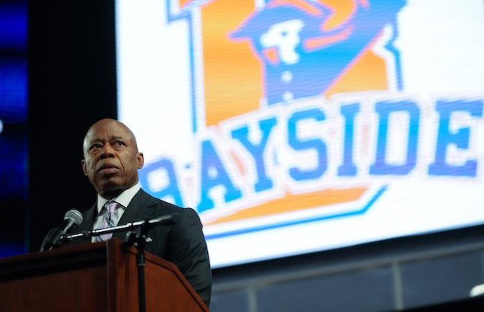 Alcalde de Nueva York es acusado de cinco cargos, incluidos soborno y fraude electrónico