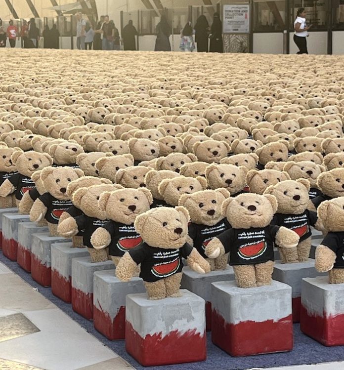 Unos 15.000 osos de peluche en Catar honran a los niños asesinados en la Franja de Gaza