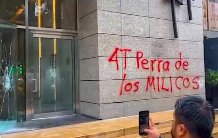 Marcha en México protesta a 10 años de la desaparición de 43 estudiantes de Ayotzinapa