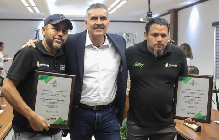 Apodaca entrega reconocimiento a héroes que salvaron la vida de un joven de 15 años