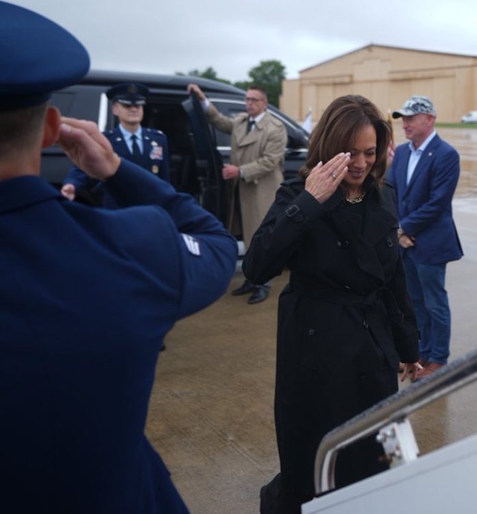 Equipo de Trump califica de “movida política” visita de Harris a frontera sur de EU