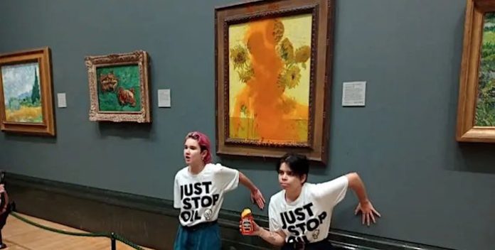 Condenan a prisión a ecologistas británicas que vertieron sopa en un cuadro de Van Gogh