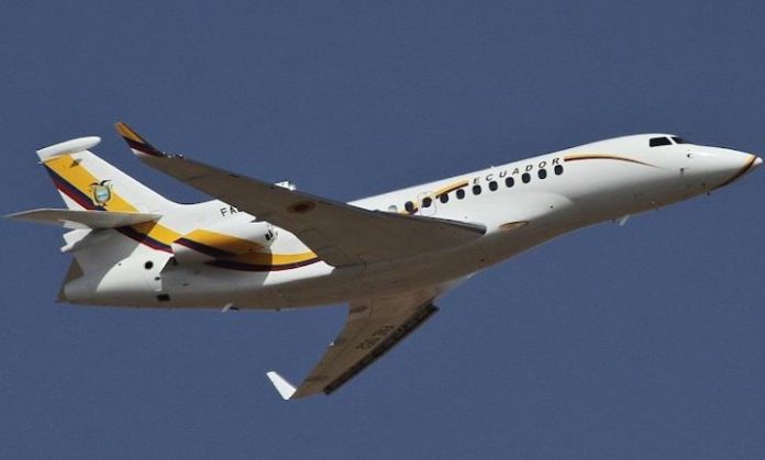 Ecuador descarta la venta del avión presidencial, según decreto de Noboa