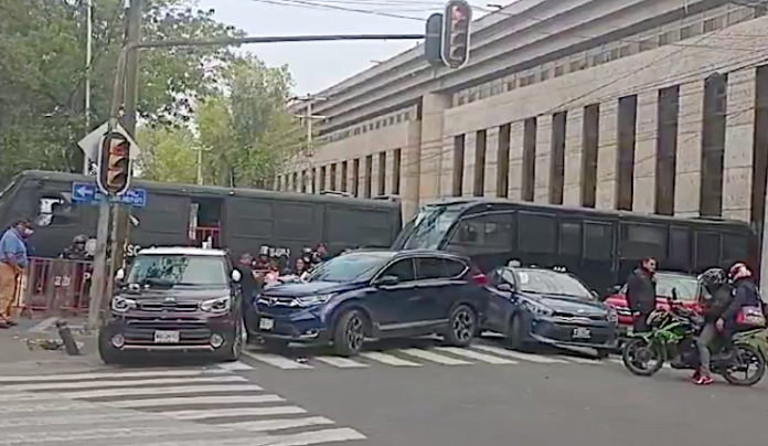 Trabajadores del Poder Judicial de México bloquean acceso a sede del Poder Legislativo