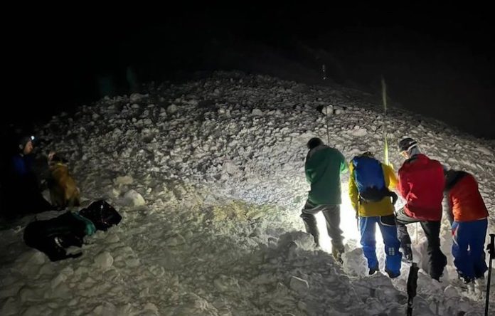 Rescatistas salvan a andinista que pasó 10 horas sepultado bajo nieve en Argentina