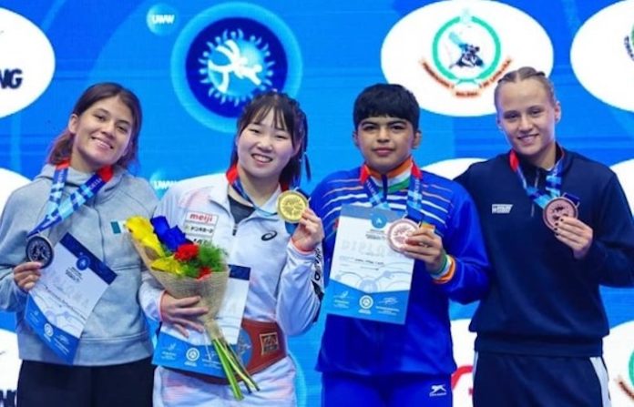 Daniela Rojas y Melanie Jiménez suben al podio en Mundial de Luchas Asociadas sub 20