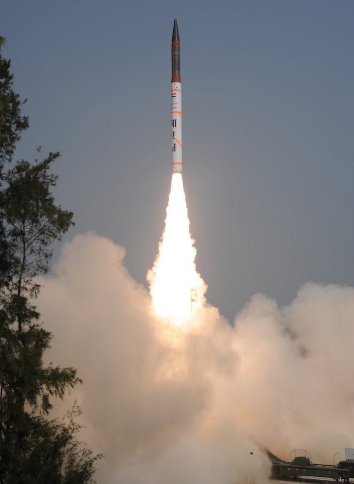 La India realiza con éxito un lanzamiento de prueba de su misil balístico Agni-4