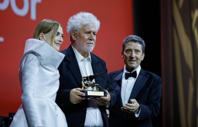 ‘La habitación de al lado’ de Almodóvar gana el León de Oro del festival de Venecia