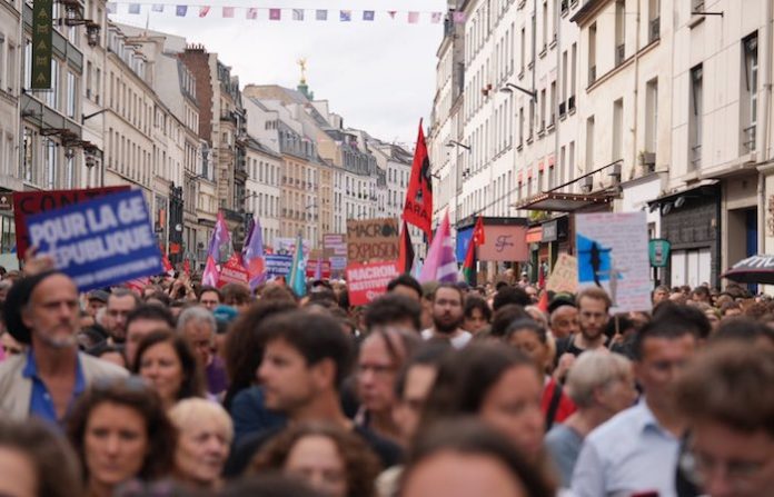 Más de 26.000 personas salen a las calles en París para exigir renuncia de Macron