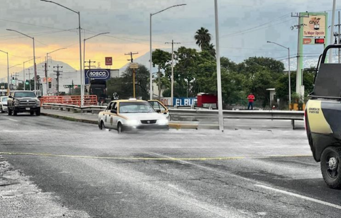 Atacan a pasajeros de taxi en Santa Catarina, hay un muerto