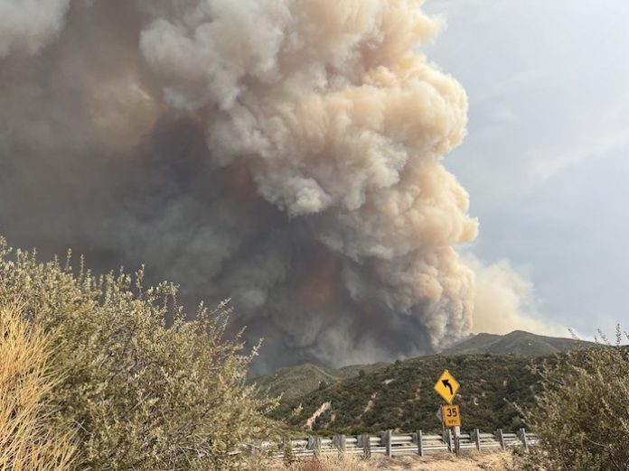 Evacuan a más de 5.000 personas por incendios forestales en el sur de California