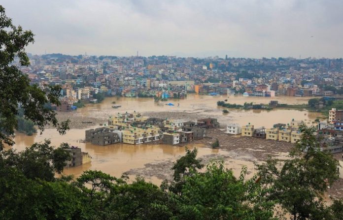 Video: Al menos 112 muertos y 68 desaparecidos en Nepal por las lluvias más fuertes desde 1970