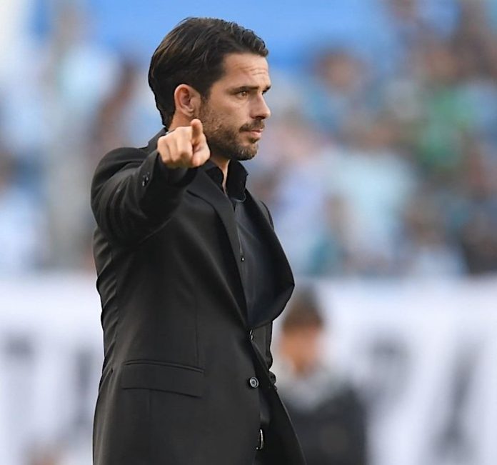 Club Chivas de México confirma que argentino Gago deja de ser su director técnico