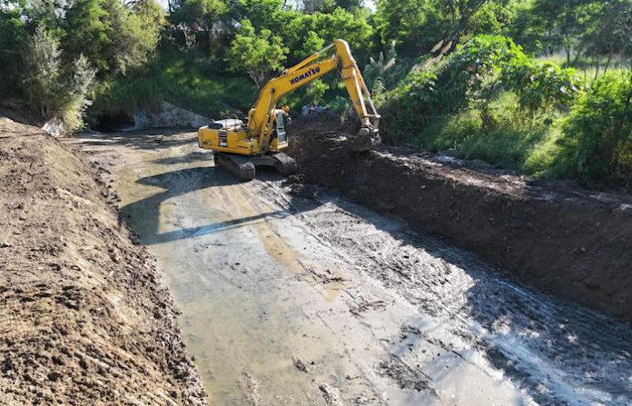 Desazolvan arroyo Las Tortolitas en Guadalupe